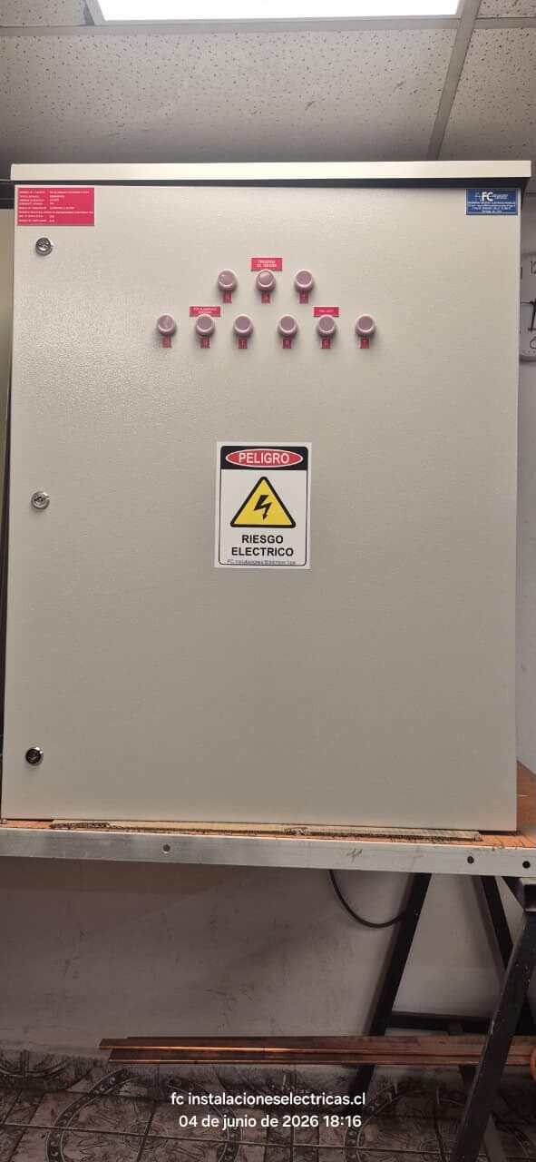 Tablero eléctrico con señalética de riesgo eléctrico