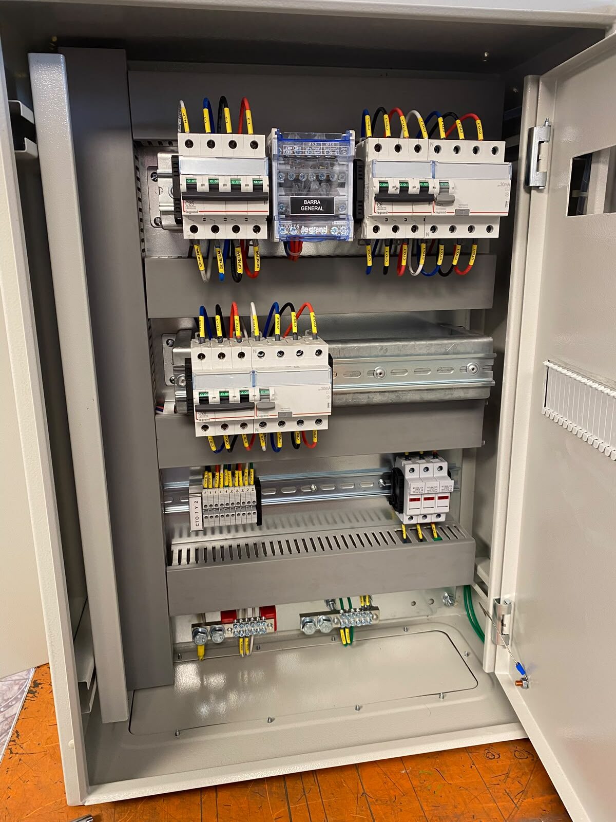 Interior de tablero eléctrico con barra general y protecciones Legrand