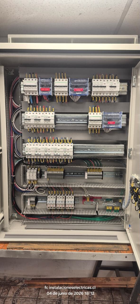 Tablero de control con protecciones y borneras