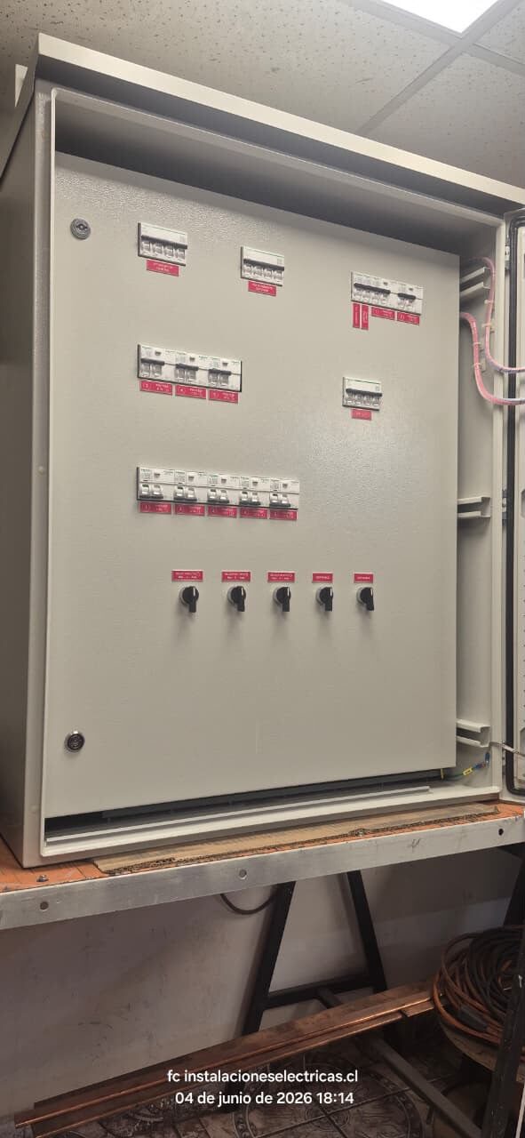 Tablero con selectores y protecciones rotuladas