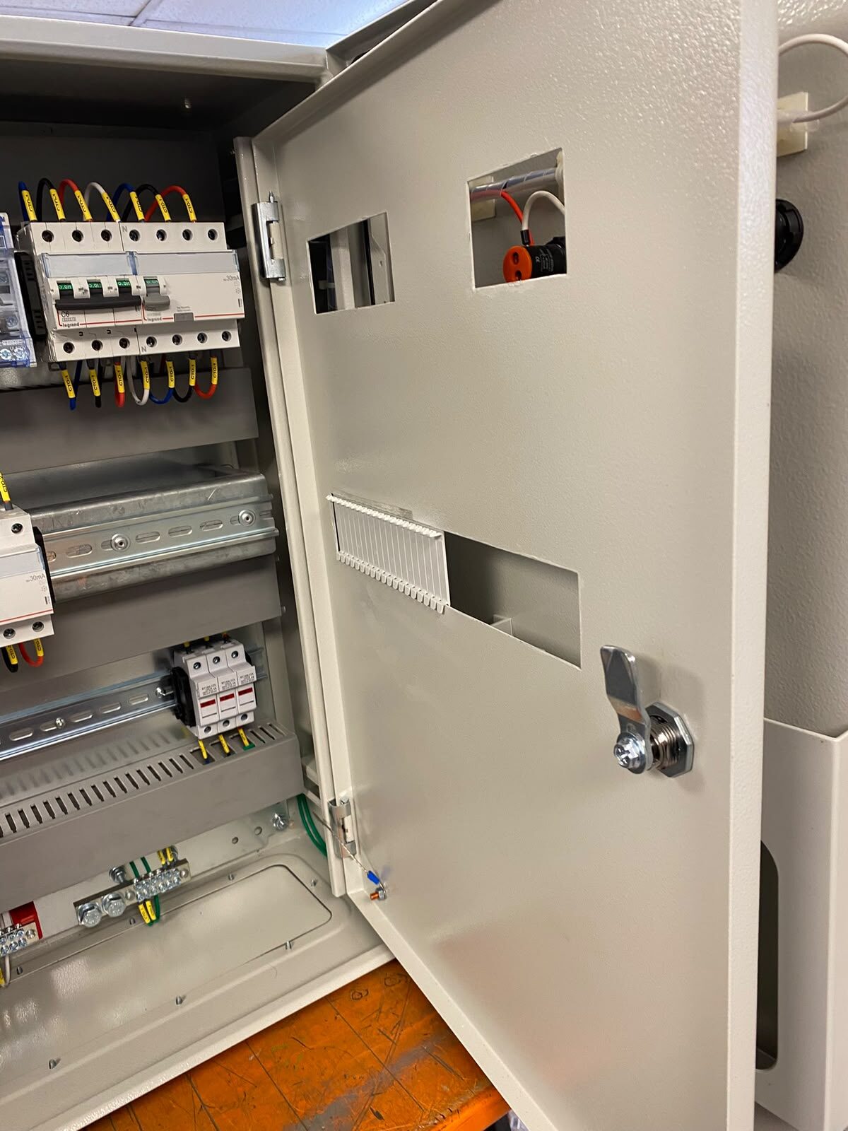 Tablero con prensaestopas y organizador de cableado